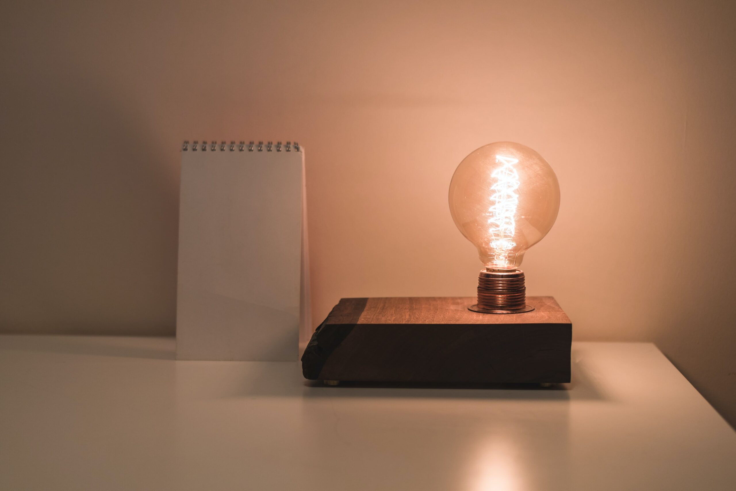 Cómo ahorrar en la factura de la luz | 15 trucos sencillos